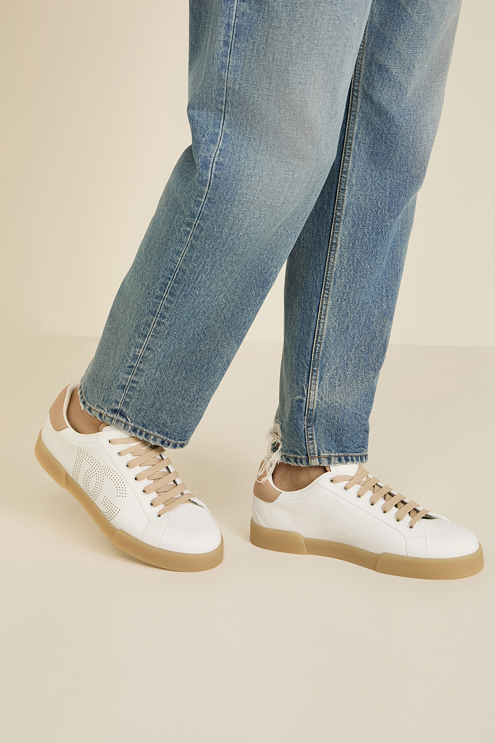 תמונת כל הלוק של נעלי סניקרס